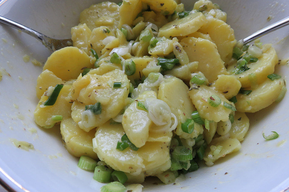 Kartoffelsalat mit Frühlingszwiebeln