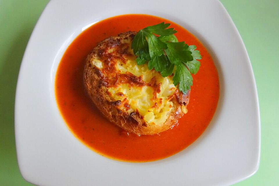 Tomatencremesuppe mit überbackenen Käsebrötchen