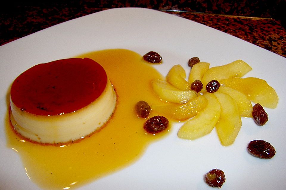 Crème caramel mit Apfelkompott