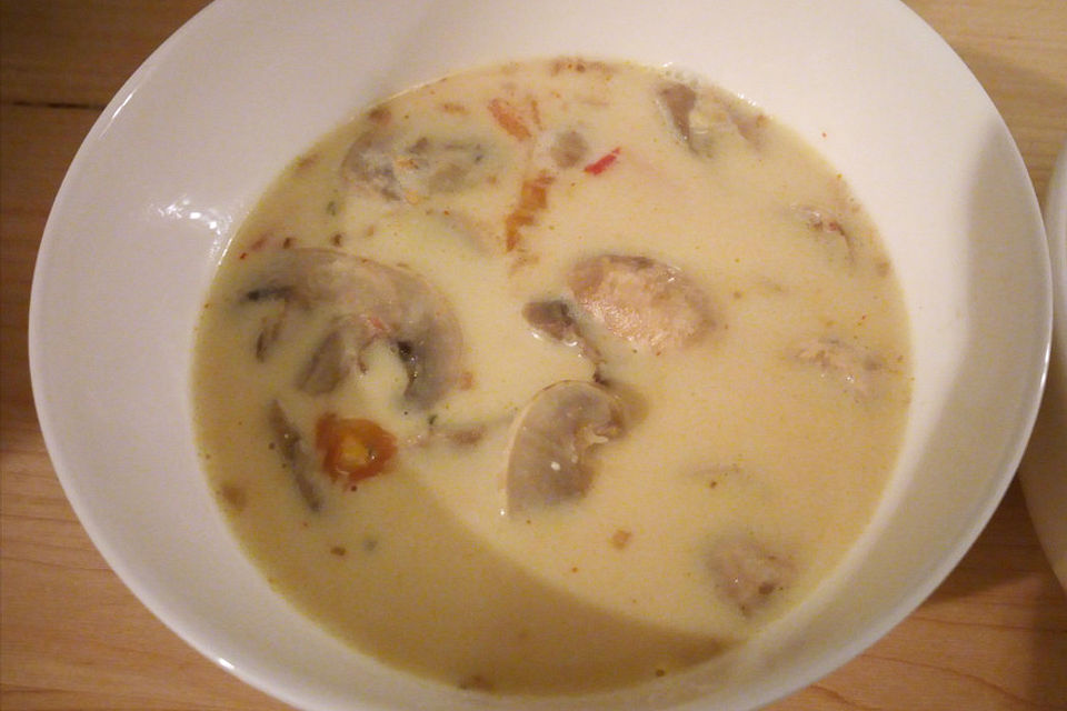 Scharfe Hühnersuppe in Kokosmilch