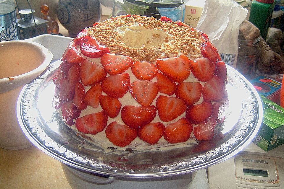 Frankfurter Kranz mit Erdbeeren