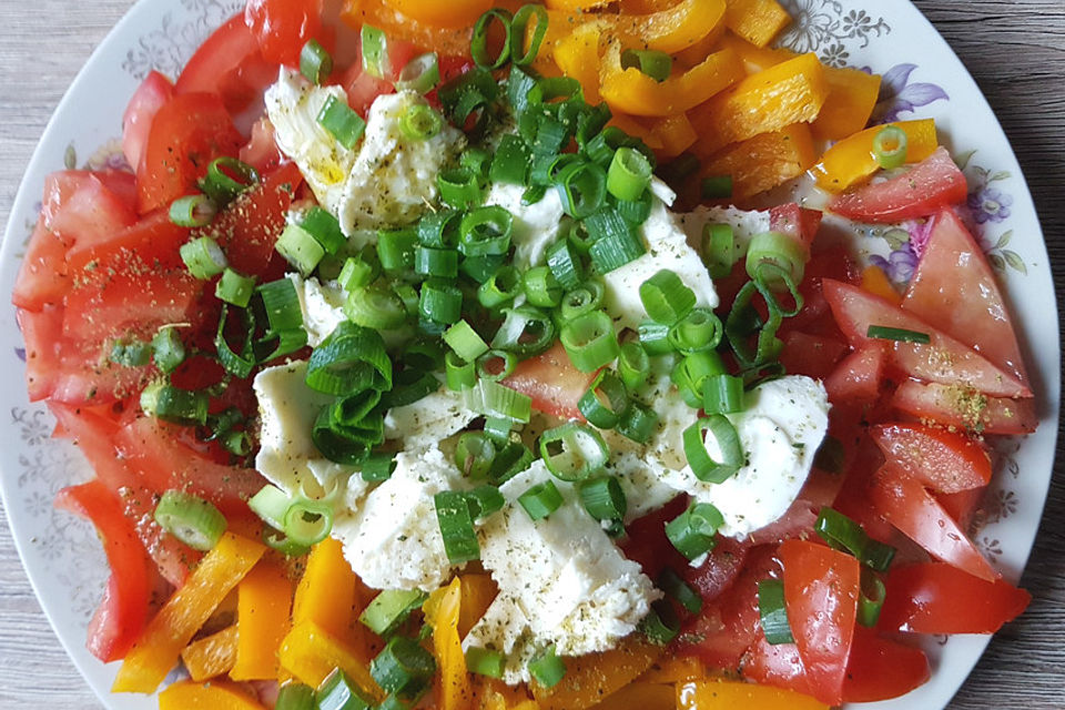 Bunter Tomaten - Paprika Salat