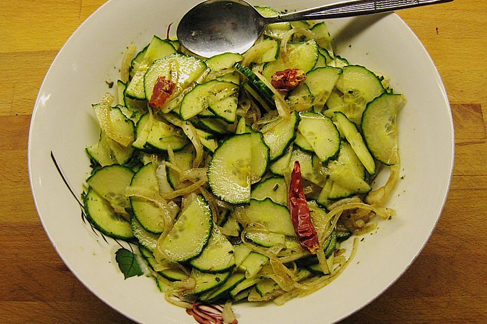 Pikanter Gurkensalat