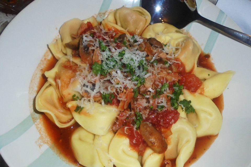 Tortellini in Tomaten - Sugo