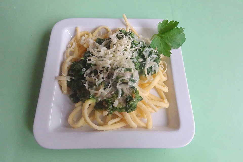 Spaghetti mit Rahmspinat - Bratwurst