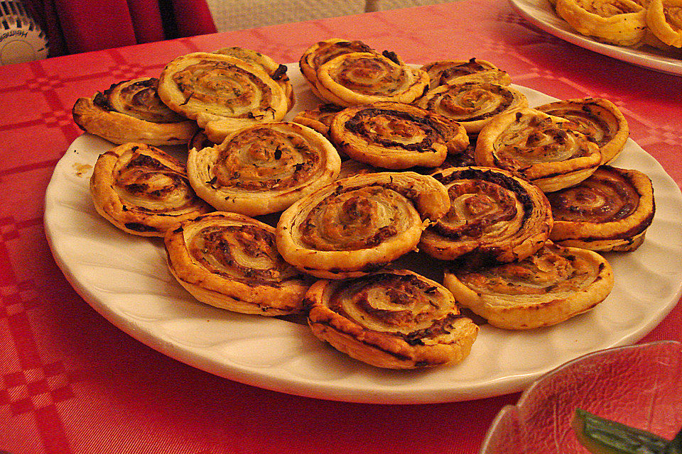 Würzige, vegetarische Blätterteigschnecken