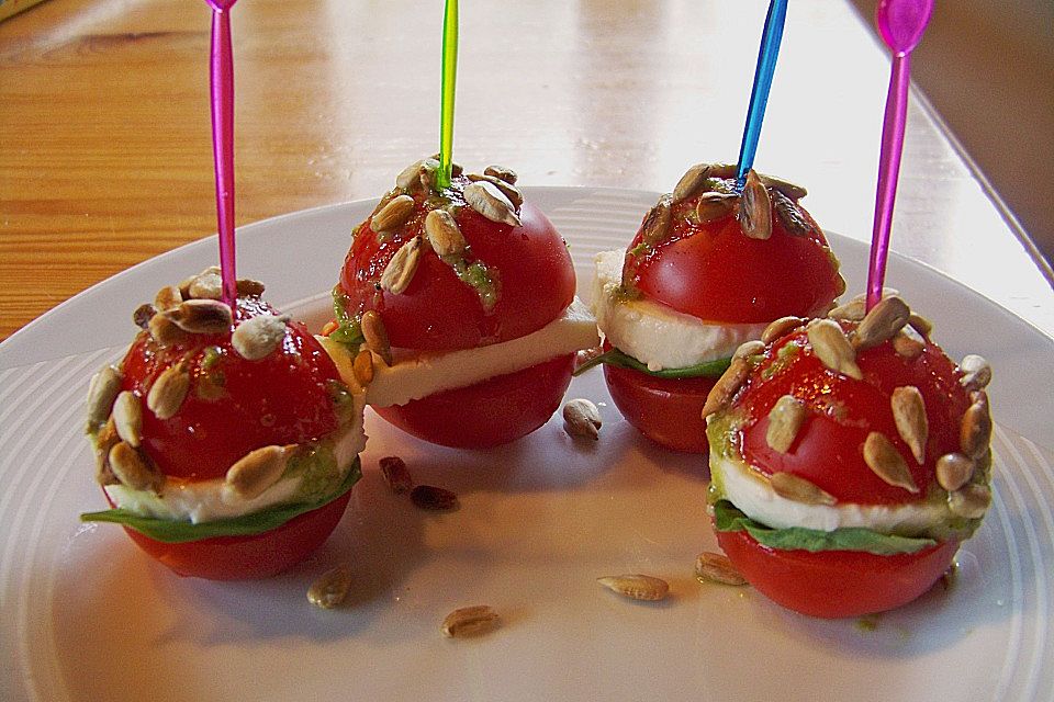 Tomaten - Mozzarella - Turm  mit Pesto