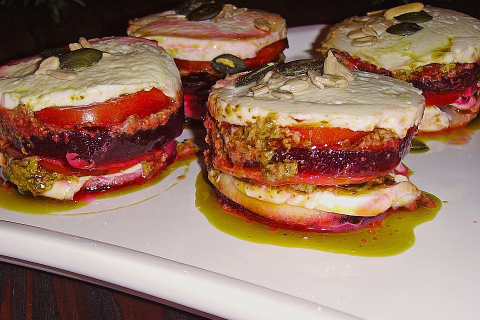 Tomaten - Mozzarella - Turm  mit Pesto