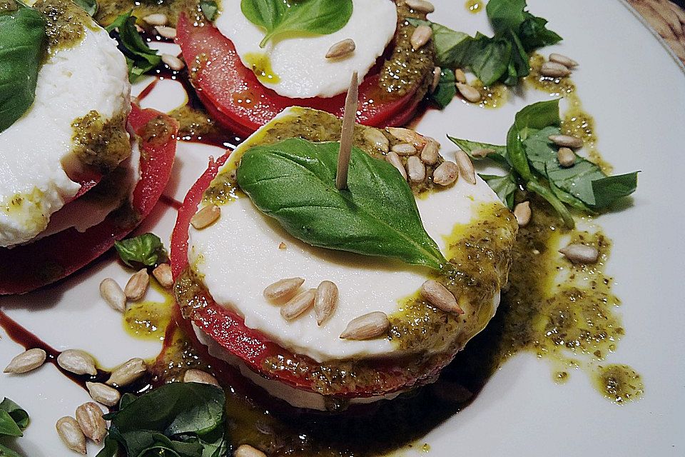 Tomaten - Mozzarella - Turm  mit Pesto