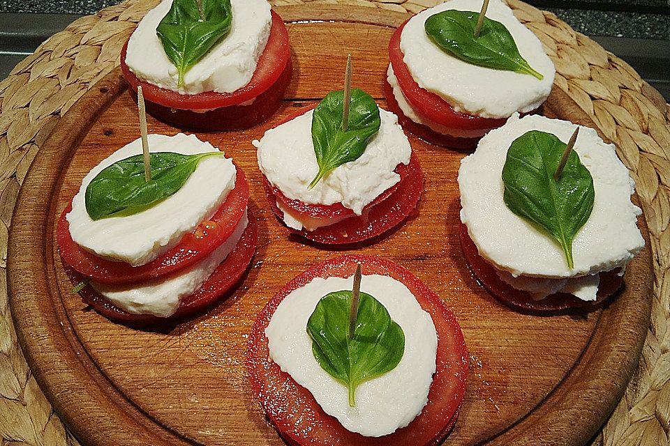 Tomaten - Mozzarella - Turm  mit Pesto