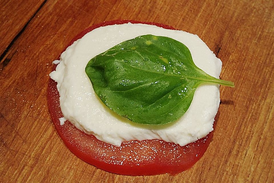 Tomaten - Mozzarella - Turm  mit Pesto