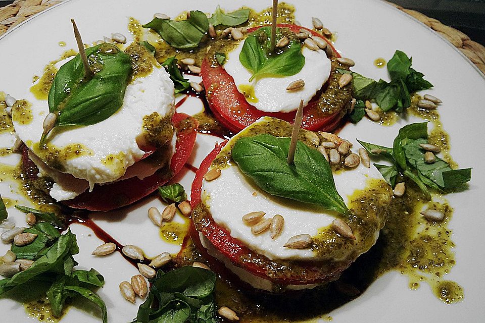 Tomaten - Mozzarella - Turm  mit Pesto