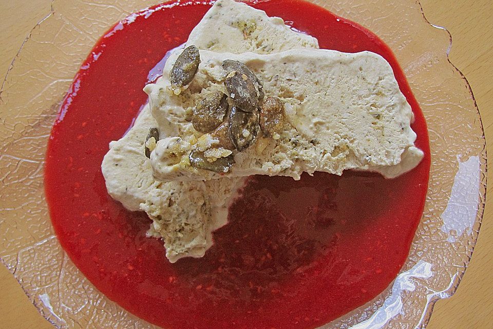 Kürbiskernparfait mit Himbeersoße