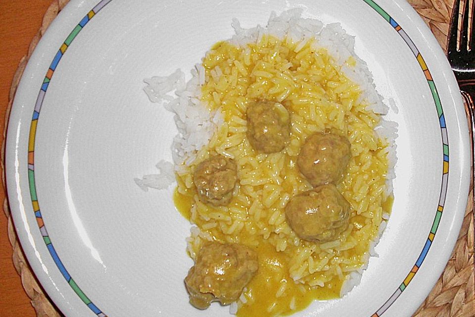 Hackbällchen in Currysoße