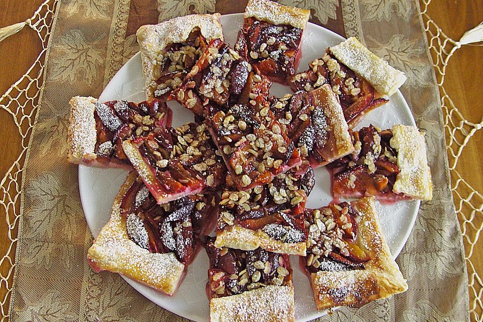 Gefüllter Blätterteigkuchen mit Pflaumen