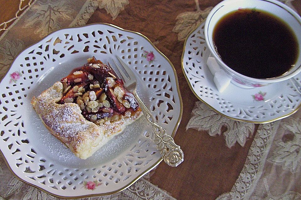 Gefüllter Blätterteigkuchen mit Pflaumen