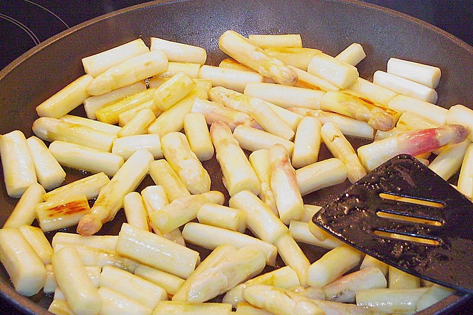 Gebratener Spargel mit Kürbiskernöl