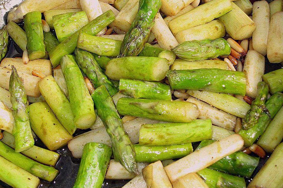 Gebratener Spargel mit Kürbiskernöl