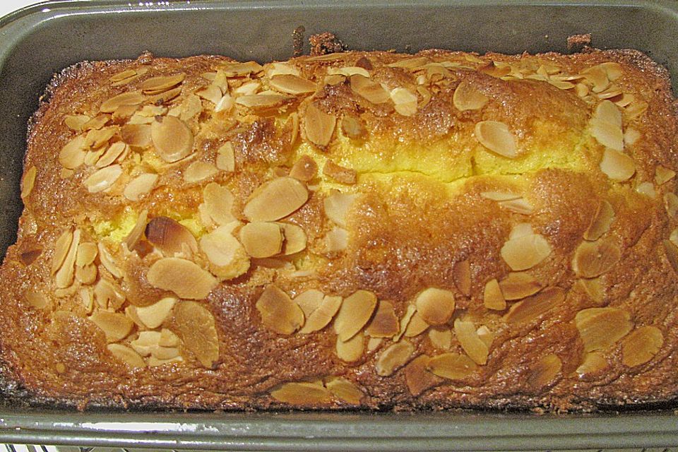 Mandelkuchen mit Marzipanfüllung