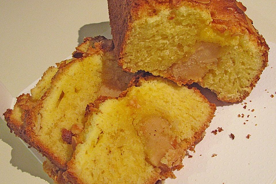 Mandelkuchen mit Marzipanfüllung