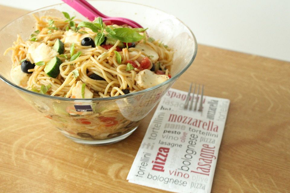 Italienischer Spaghettisalat mit Mozzarella