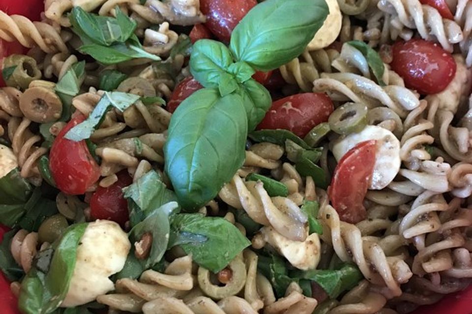 Italienischer Spaghettisalat mit Mozzarella