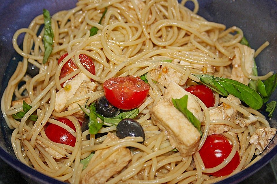 Italienischer Spaghettisalat mit Mozzarella