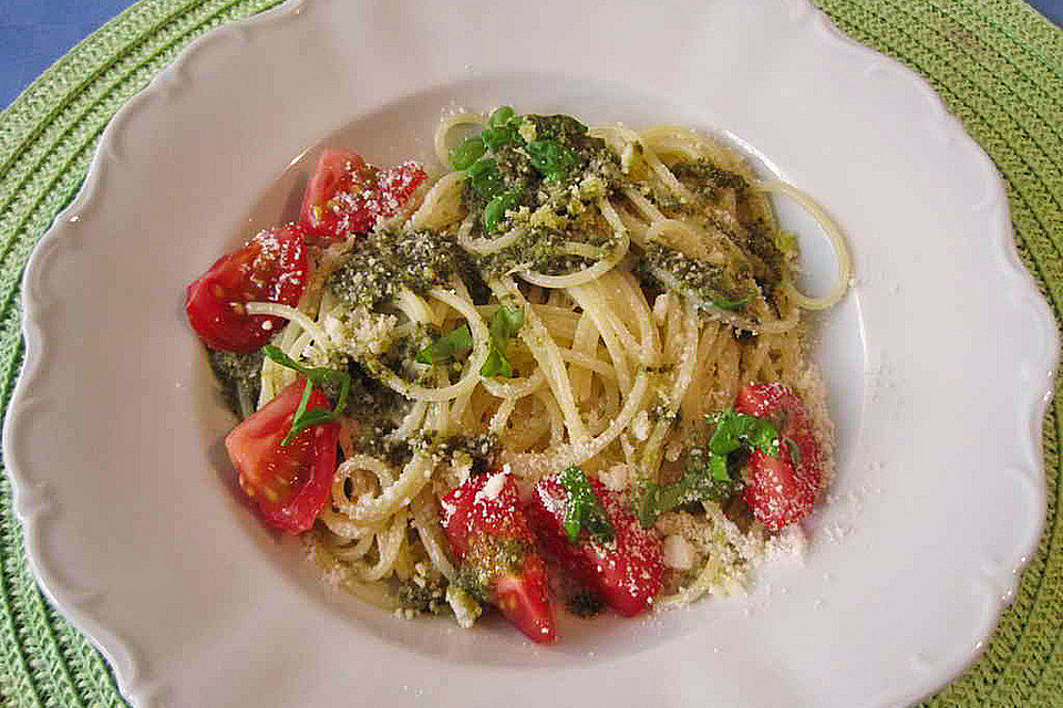 Italienischer Spaghettisalat mit Mozzarella