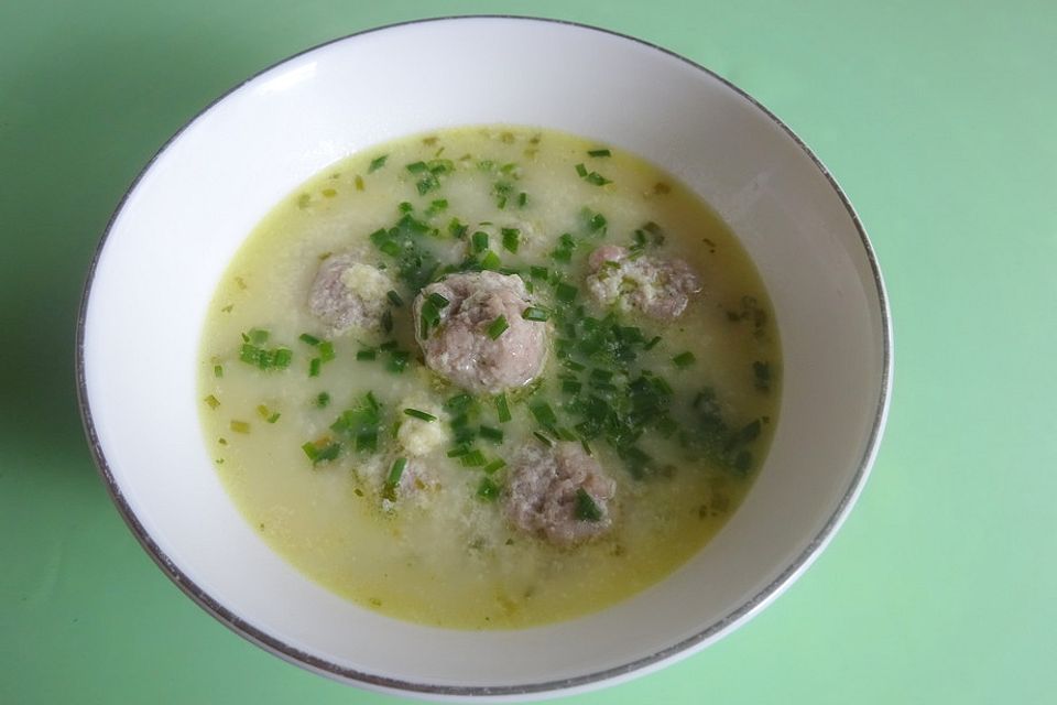 Käsesuppe mit Schinkenklößchen