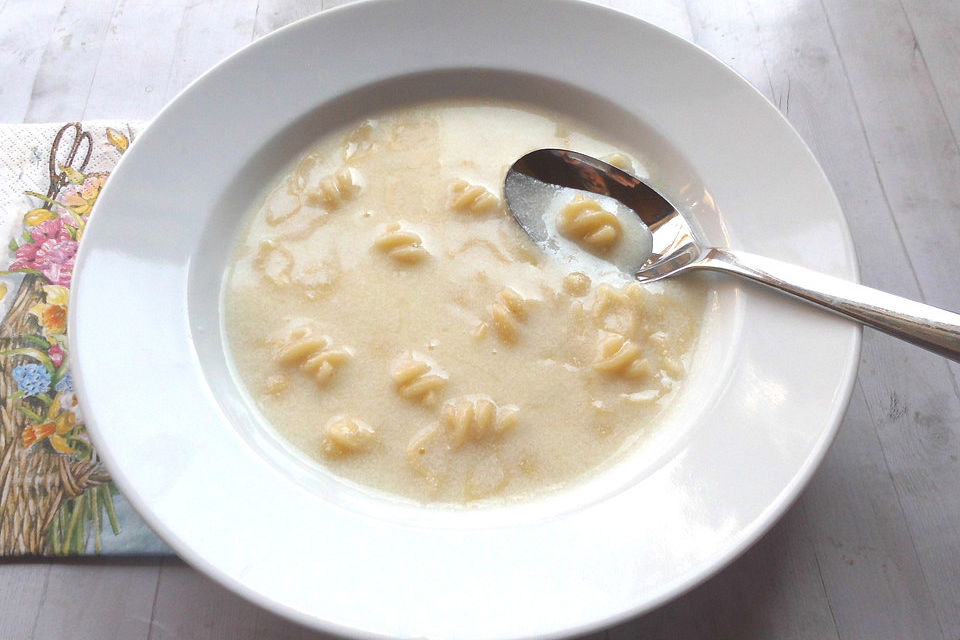 Buttermilchsuppe mit Nudeln