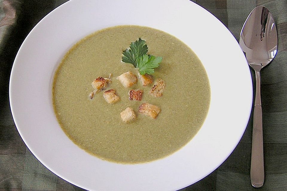 Spinatcremesuppe mit Käsecroutons