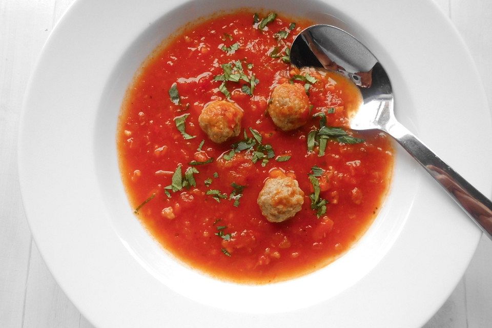 Tomatensuppe mit Fleischklösschen