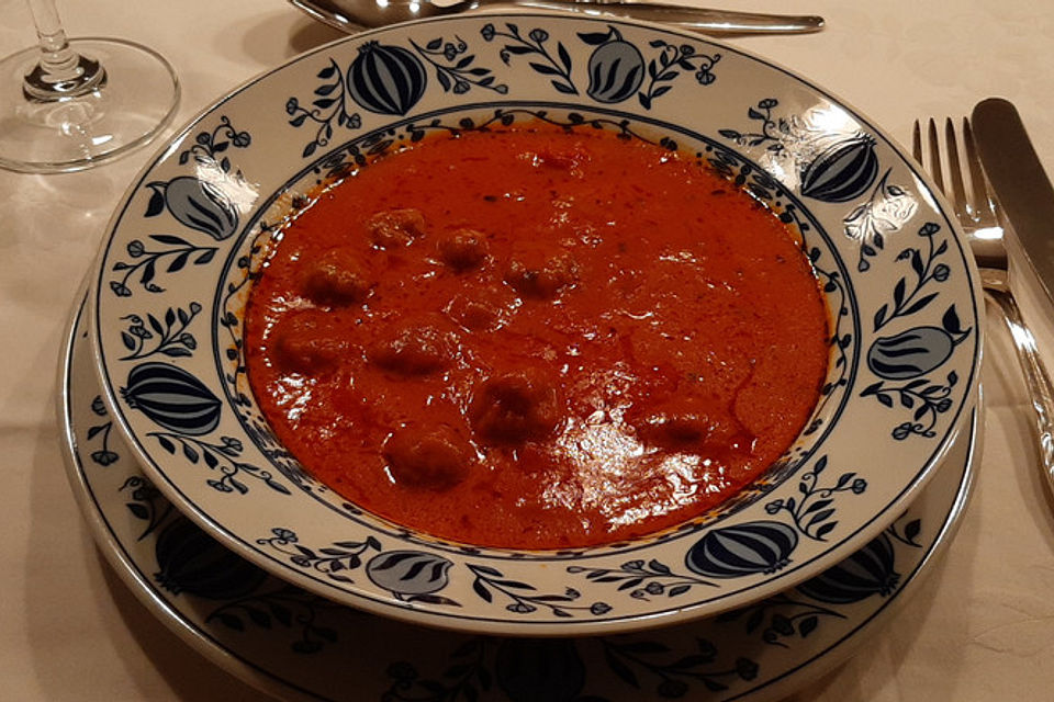 Tomatensuppe mit Fleischklösschen