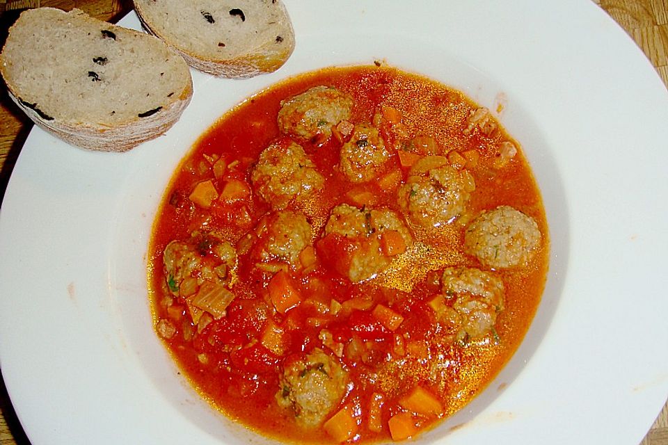 Tomatensuppe mit Fleischklösschen