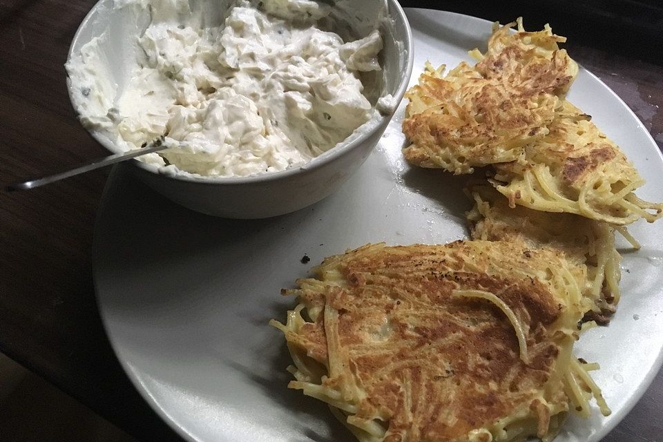 Spaghettipuffer mit Kräuterquark