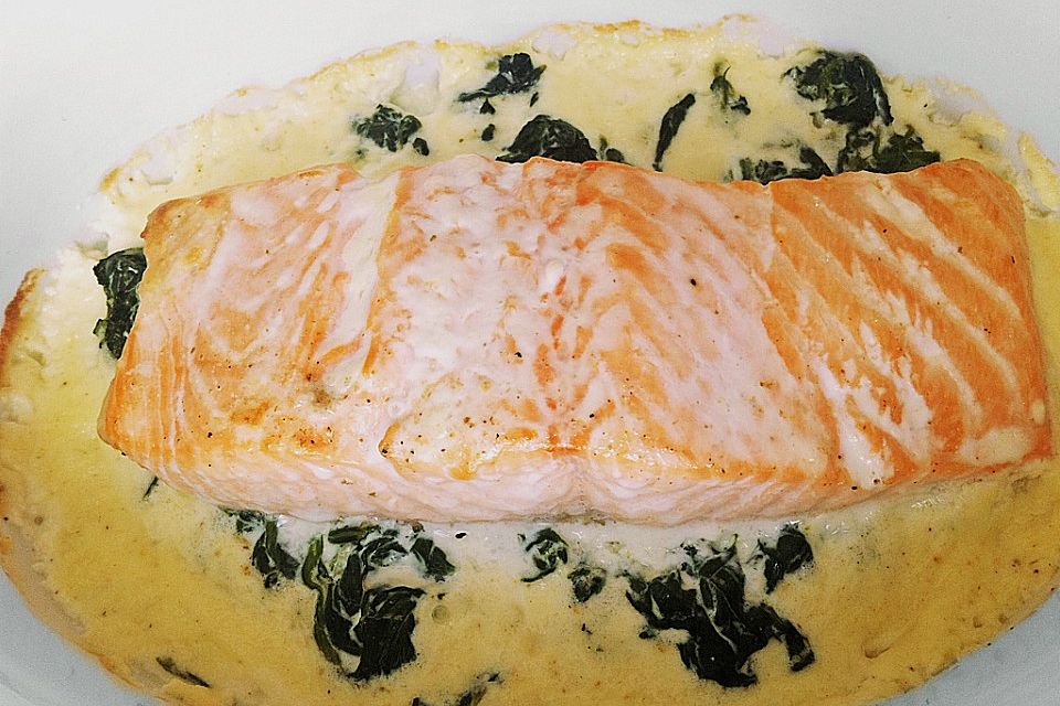 Lachs auf Blattspinat