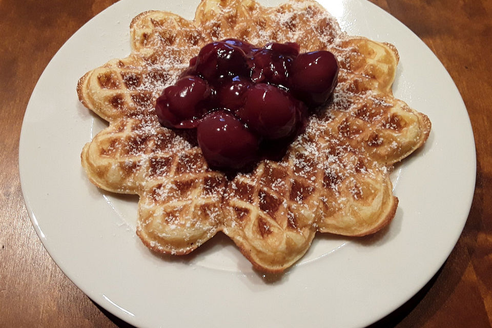 Waffeln und heiße Kirschen