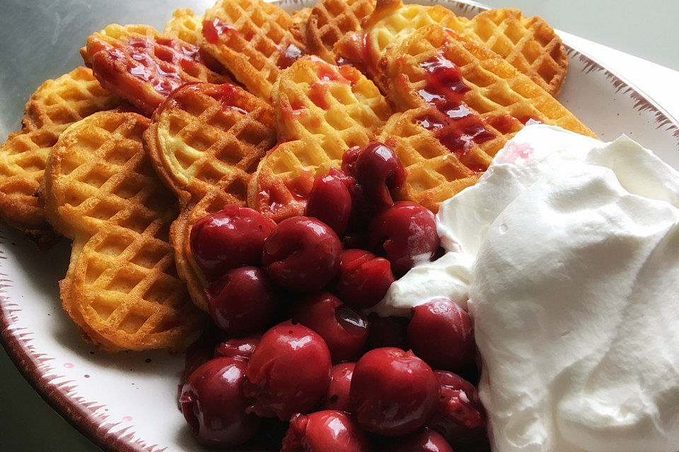 Waffeln und heiße Kirschen