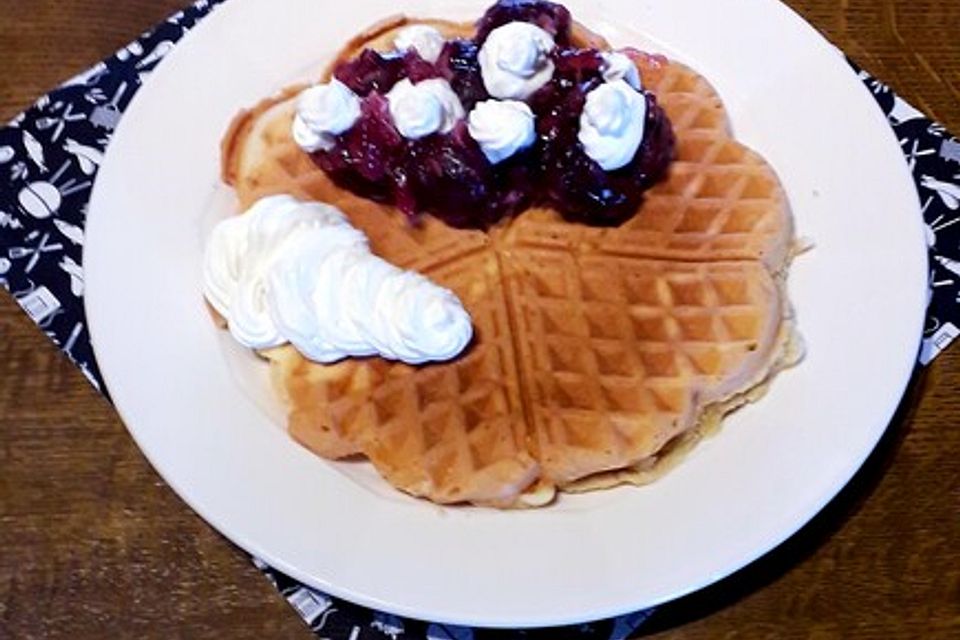 Waffeln und heiße Kirschen