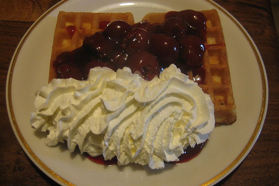 Waffeln und heiße Kirschen