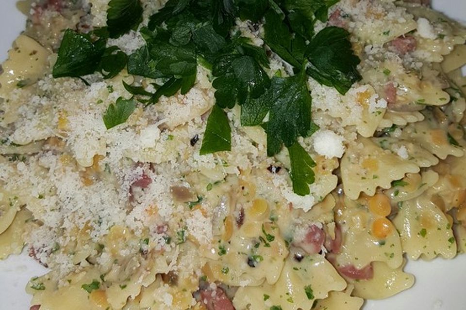 Farfalle mit roten Linsen