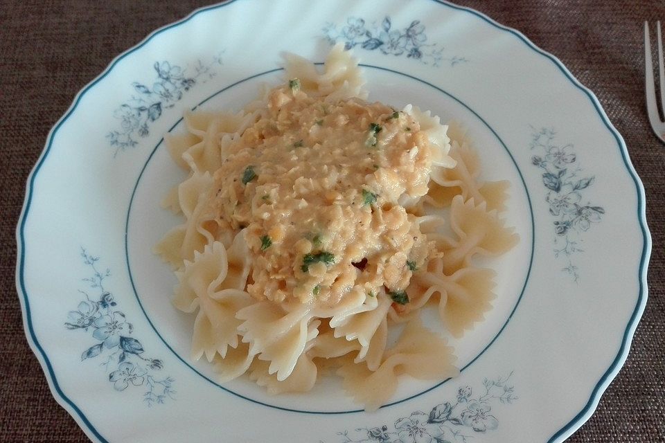 Farfalle mit roten Linsen