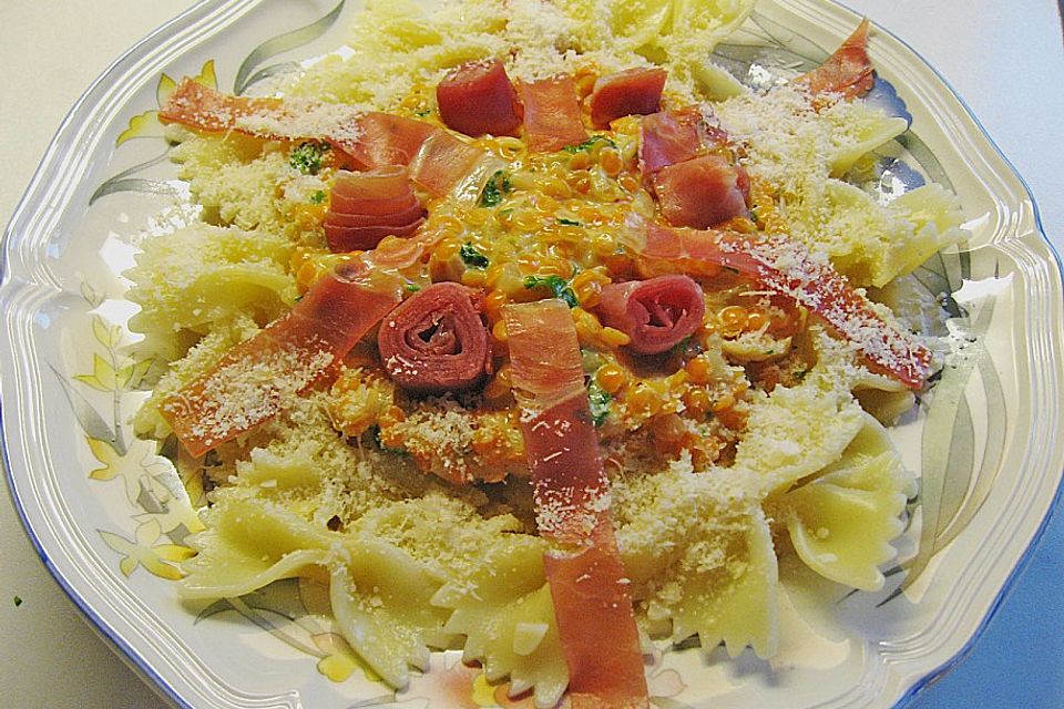 Farfalle mit roten Linsen