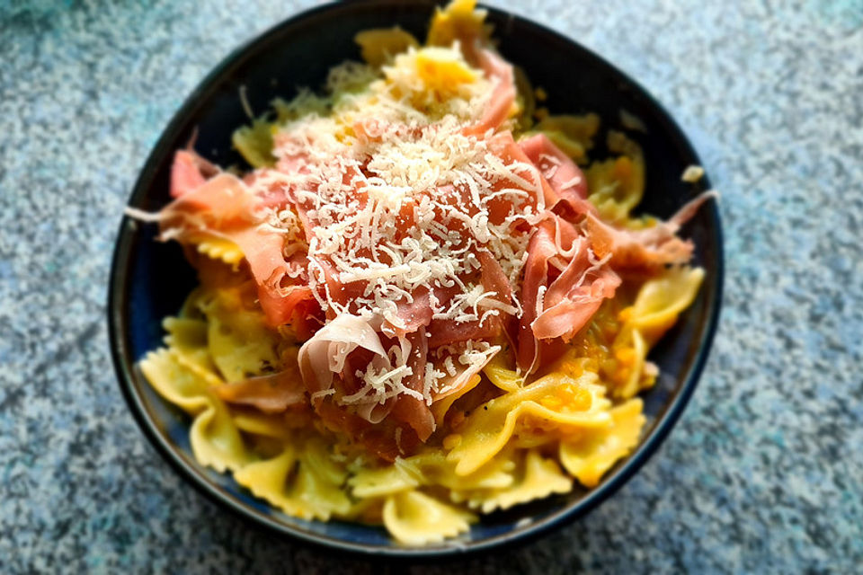 Farfalle mit roten Linsen