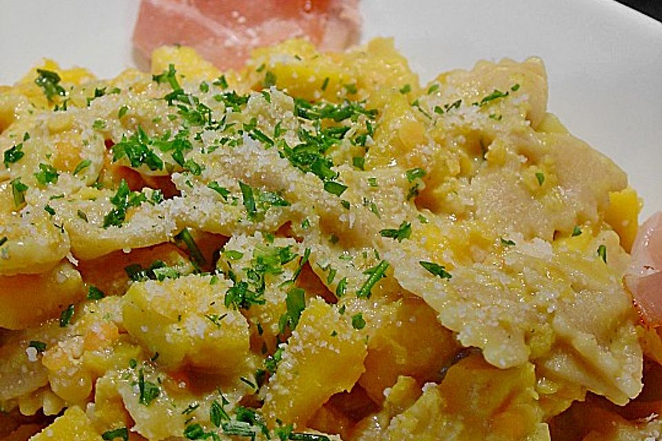 Farfalle mit roten Linsen