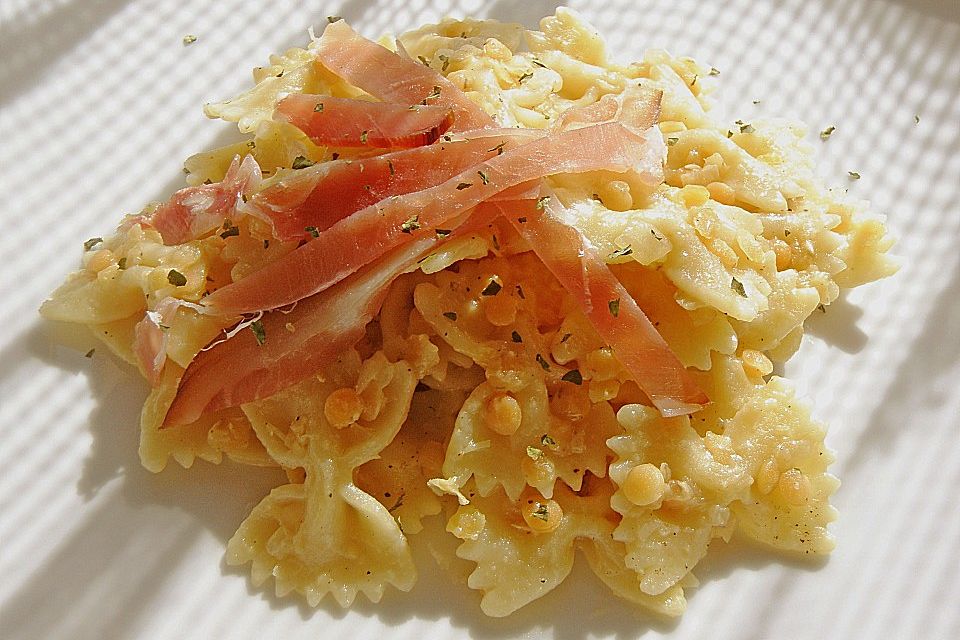 Farfalle mit roten Linsen