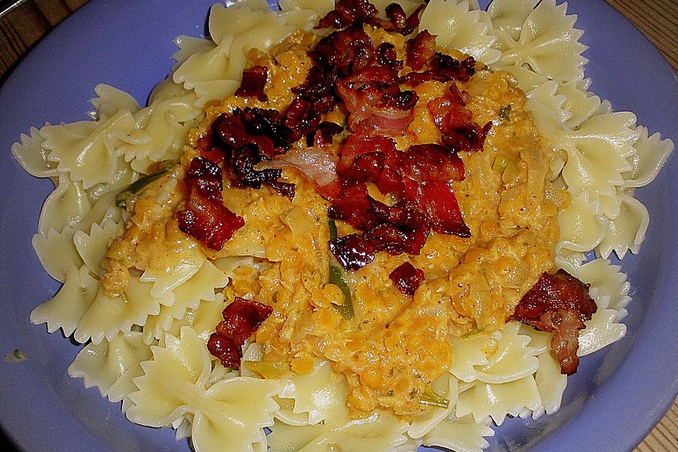 Farfalle mit roten Linsen