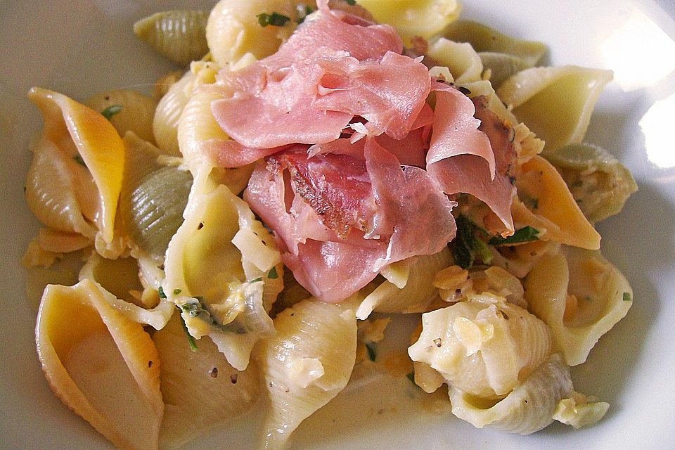 Farfalle mit roten Linsen