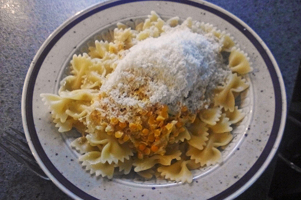 Farfalle mit roten Linsen