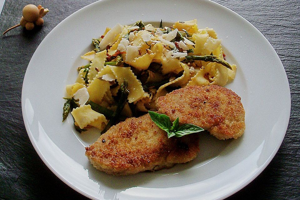 Parmesan - Schnitzel und Nudeln